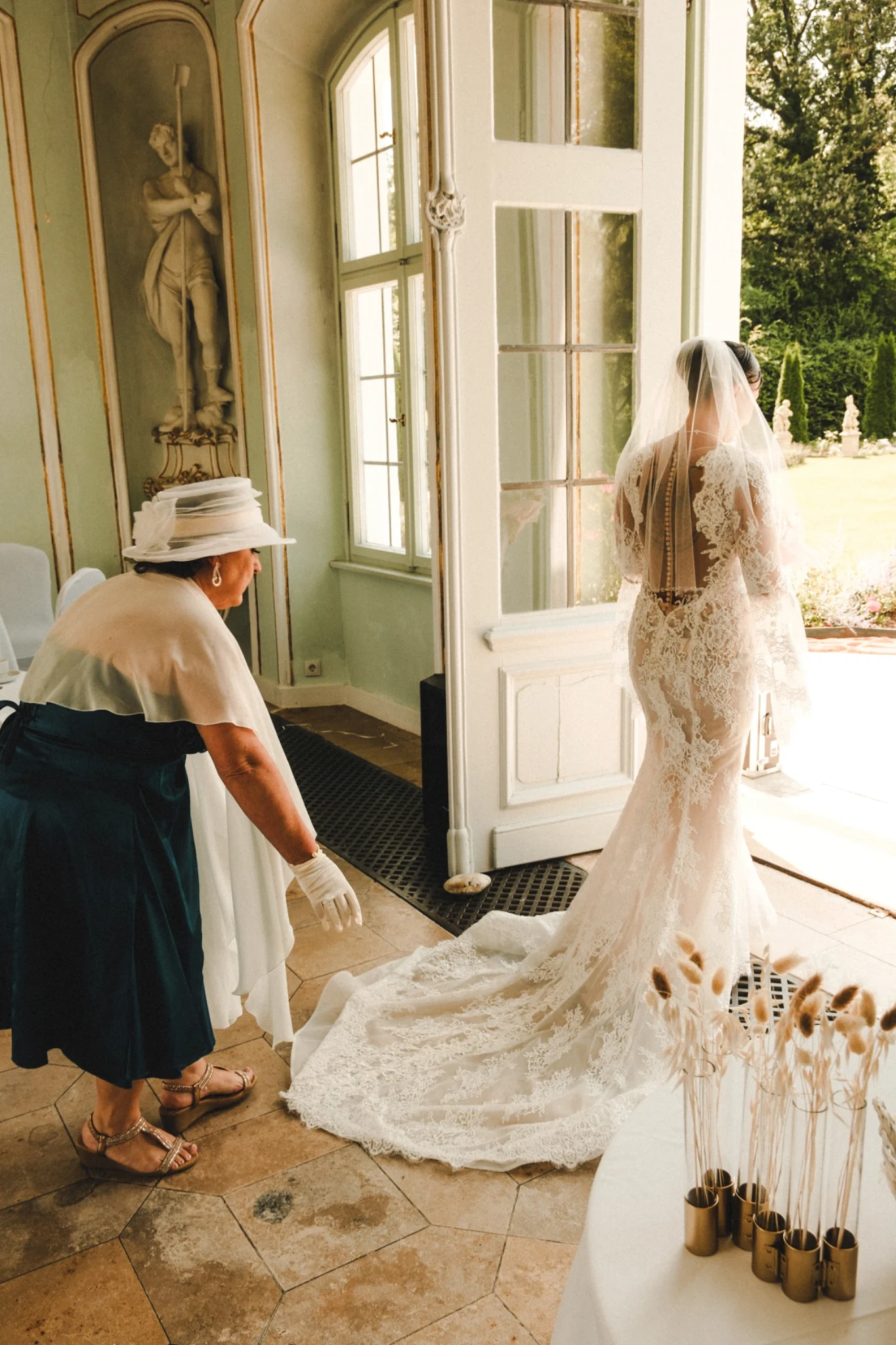 Braut im Spitzenkleid betritt die Trauung